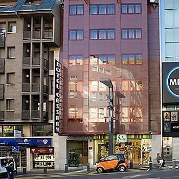 Somriu M28