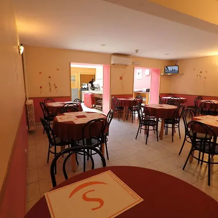 Somriu M28 Hotel